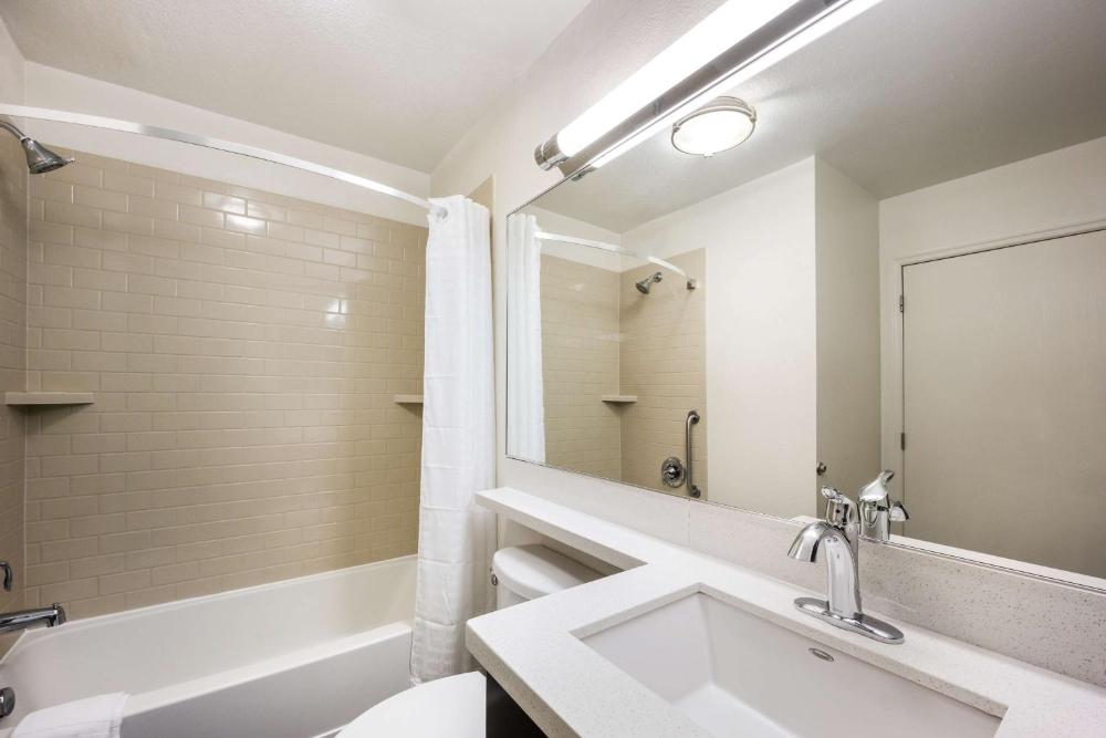 One-Bedroom Queen Suite interior